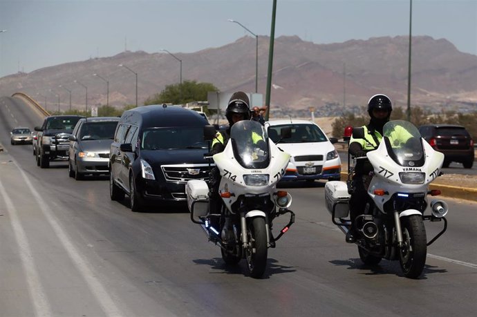 Un coche fúnebre traslada a México el cuerpo de una de las víctimas del tiroteo en El Paso