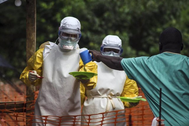 Cuerpo médico prepara comida para pacientes del ébola