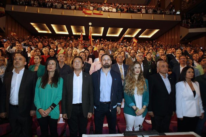 (I-D) El líder de VOX en Baleares, Jorge Campos, el presidente de Vox, Santiago Abascal, y la candidata al Congreso por Baleares, Malena Contestí, en el acto electoral de VOX en el Auditorium de Palma de Mallorca