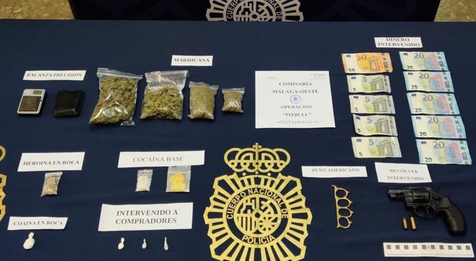 Efectos y droga intervenida por la Policía Nacional en un inmueble de la zona norte de Málaga, utilizado como narcopiso.