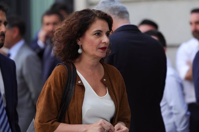 La ministra de Hacienda en funciones, María Jesús Montero, llega al Congreso los Diputados horas previas a la segunda votación para la investidura del candidato socialista a la Presidencia del Gobierno.