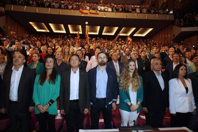 (I-D) El líder de VOX a Balears, Jorge Campos, el president de Vox, Santiago Abascal, i la candidata al Congrés per Balears, Malena Contestí, en l'acte electoral de VOX en l'Auditorium de Palma de Mallorca