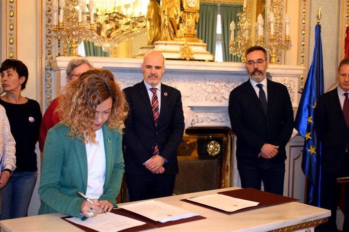 La ministra de Política Territorial, Meritxell Batet, firma con los sindicatos el IV Convenio Único para el personal laboral de la Administración en la sede del Ministerio.