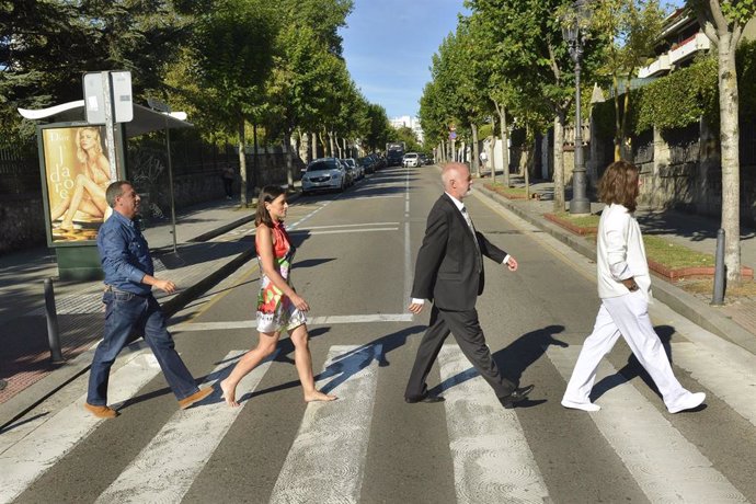 La alcaldesa recrea la portada del disco Abbey Road