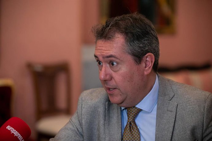 El alcalde de Sevilla, el socialista Juan Espadas, durante la entrevista con Europa Press
