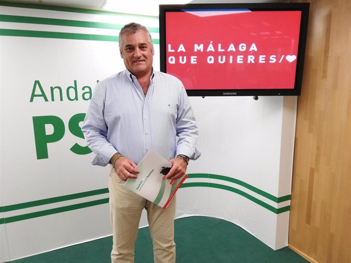 El coordinador del Gabinete Parlamentario del PSOE de Málaga, Javier Carnero, en rueda de prensa.