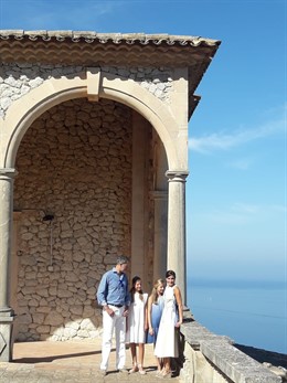 Els reis i les seves filles visiten Son Marroig.