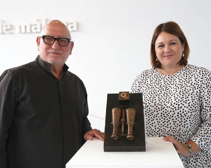 La vicepresidenta cuarta y diputada de Innovación Social de la Diputación de Málaga, Natacha Rivas, presenta el premio para emprendedores sociales, que recibirá una escultura de Antonio Suárez Chamorro.