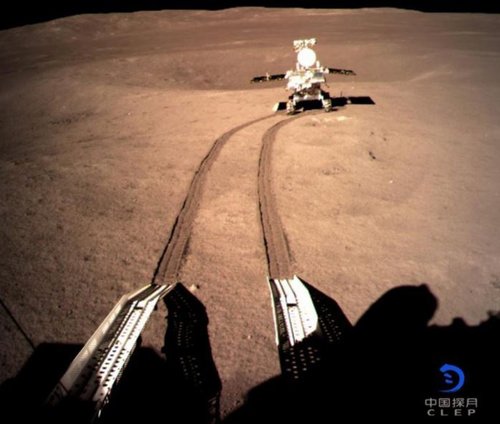 El rover Yu Tu 2 tras abandonar el aterrizador Chang'e 4 a su llegada a la Luna