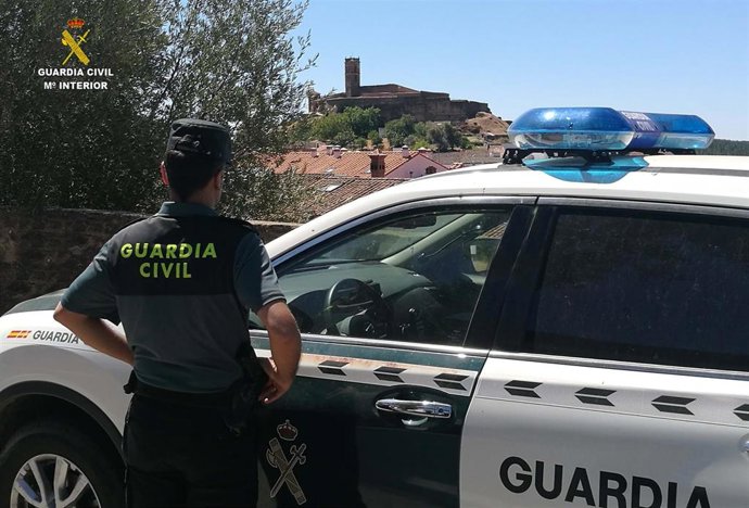 Guardia  Civil, en servicio.