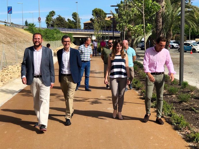 El alcalde de Murcia, José Ballesta, junto al concejal de Desarrollo Urbano, José Guillén, visitó hoy el nuevo jardín de árboles frutales que recrea la huerta de Murcia, conectando el paseo del Malecón con el río; actuación que completa el entorno del p
