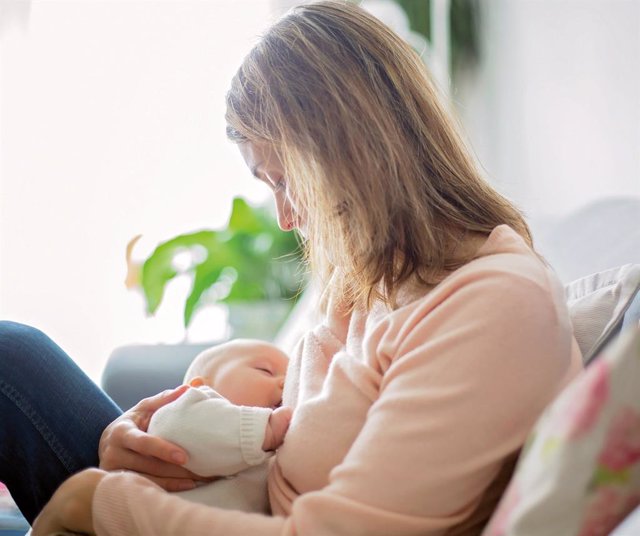 Málaga.- Sólo el 65% de las madres da el pecho por la falta de apoyo y asesoramiento en lactancia