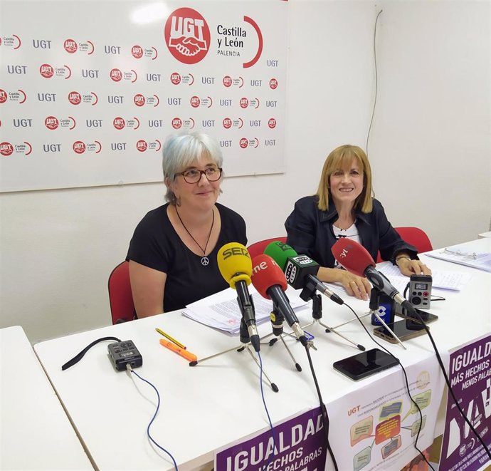 De izquierda a derecha, la secretaria General de la Federación de Servicios Públicos de Palencia  y la secretaria Regional de Mujer y Dependencia en la región explican la situación de las residencias de mayores.