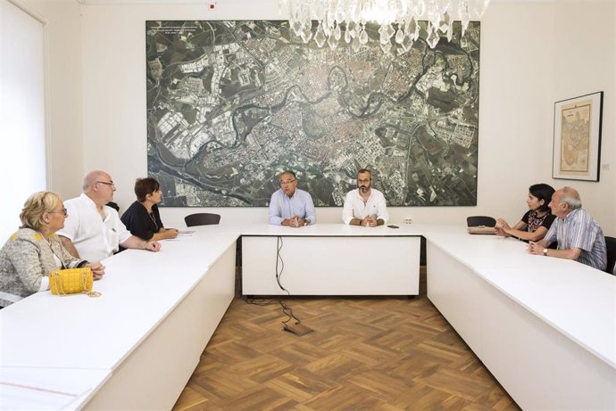 Reunión del alcalde de Pamplona y el concejal de Movilidad con los representantes de la asociación 'Salvemos Pío XII'