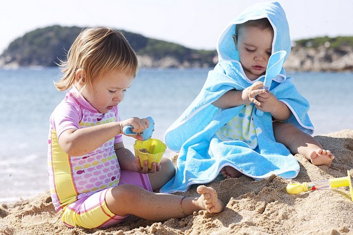 Si se va a la playa con niños se deben evitar las horas del mediodía