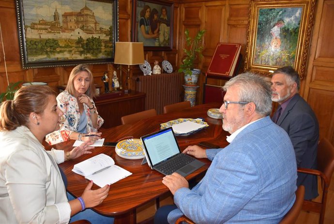 La alcaldesa de Talavera de la Reina, Tita García Élez, se reúne con responsables de Renfe