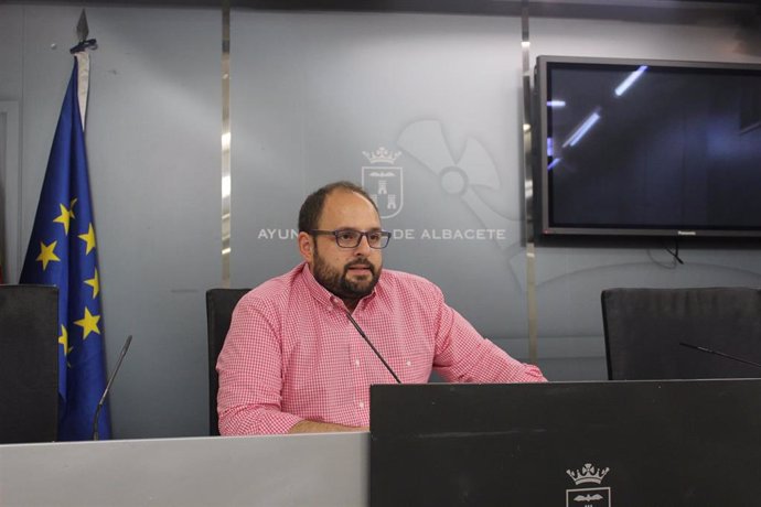 El edil de Sostenibilidad del Ayuntamiento de Albacete, Julián Ramón, en rueda de prensa
