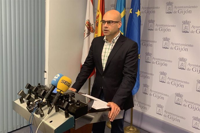 El portavoz de Foro en el Ayuntamiento de Gijón, Jesús Martínez Salvador, en rueda de prensa en el Ayuntamiento