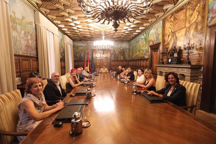 María Chivite y los 13 consejeros en la primera sesión del Gobierno de Navarra