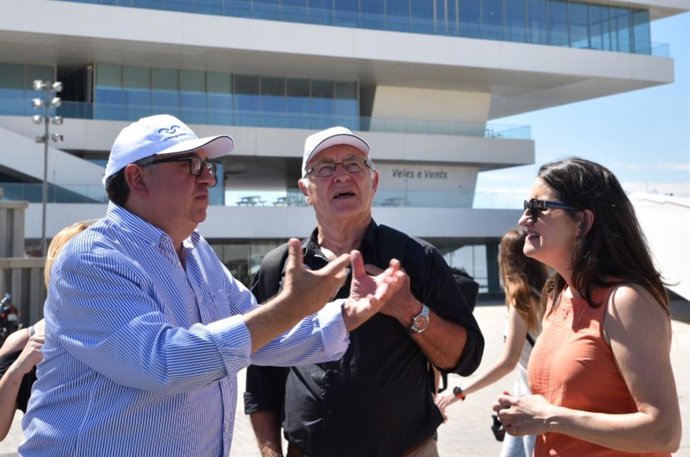 (I-D) El director de La Marina de Valncia, Vicent Lloren, el alcalde de Valencia, Joan Ribó y la vicepresidenta de la Generalitat Valenciana, Monica Oltra, durante la visita por diferentes zonas de La Marina de Valncia.