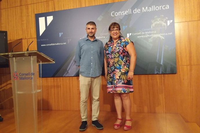 El dramaturgo y docente Josep Ramon Cerd y la vicepresidenta del Consell de Mallorca, Bel Busquets.