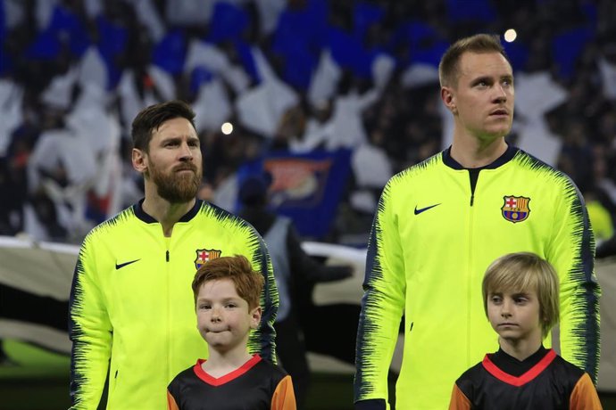 Leo Messi junto a Marc-André ter Stegen antes del partido del FC Barcelona frente al Lyon de la Champions 2018-2019
