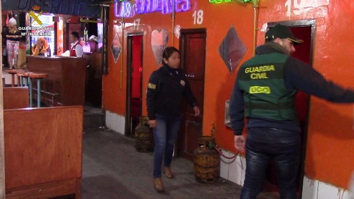 Policías en Bolivia liberando a víctimas de trata
