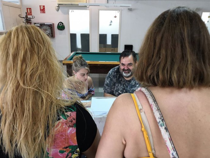 Trabajadoras de Trablisa votan en la asamblea para decidir la huelga