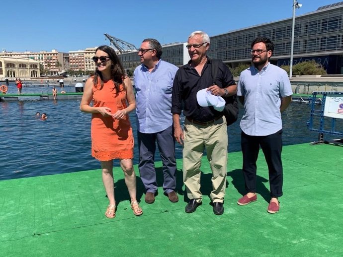 (I-D) Mónica Oltra, Vicent Llorens, Joan Ribó Y Ramon Marrades En La Piscina Salada De La Marina De Valncia