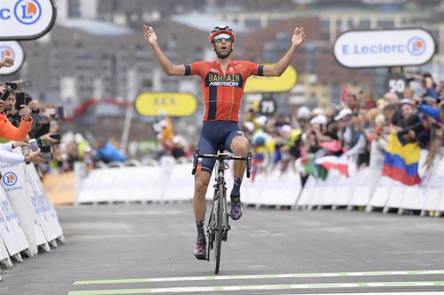 Vicenzo Nibali celebra su victoria en la etapa 20 del Tour de Francia 2019