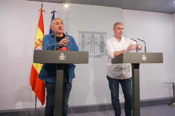 (I-D) El secretario general de la UGT, José Álvarez y  el secretario general de CCOO, Unai Sordo, en rueda de prensa tras su reunión con la ministra de Trabajo en funciones, Magdalena Valerio y el presidente del Gobierno en funciones, Pedro Sánchez en L