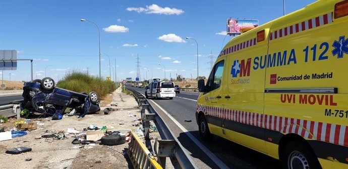 Un joven de 28 años ha sido trasladado al Hospital 12 de Octubre tras ser rescatado de su vehículo que había dado varias vueltas de campana al salirse de la calzada de la M45