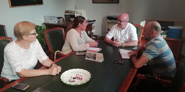 Morales (c) en la reunión con resposables del Ayuntamiento de Torredonjimeno.