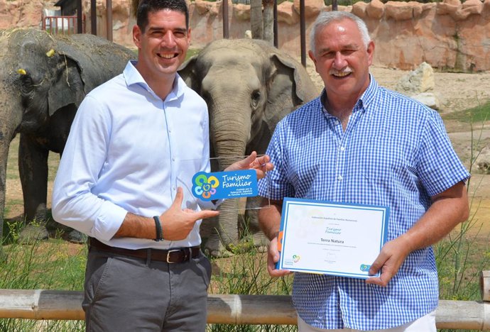 Entrega del sello de la Federación de Familias Numerosas en Terra Natura.