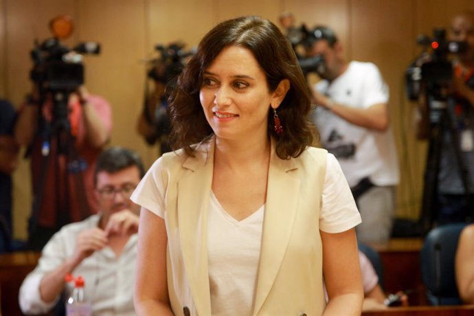 La candidata del PP a la Presidencia de la Comunidad de Madrid, Isabel Díaz Ayuso, ofrece declaraciones a los medios de comunicación tras la reunión con el presidente de la institución en la segunda jornada de la tercera ronda de contactos para proponer