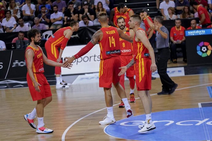 Llull, Juancho y Willy Hernangómez, y Pau Ribas durante el amistoso entre la selección española de baloncesto y Lituania