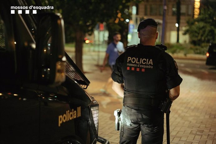 Agente de los Mossos d'Esquadra realizando tareas de vigilancia en Barcelona, en una imagen de archivo.