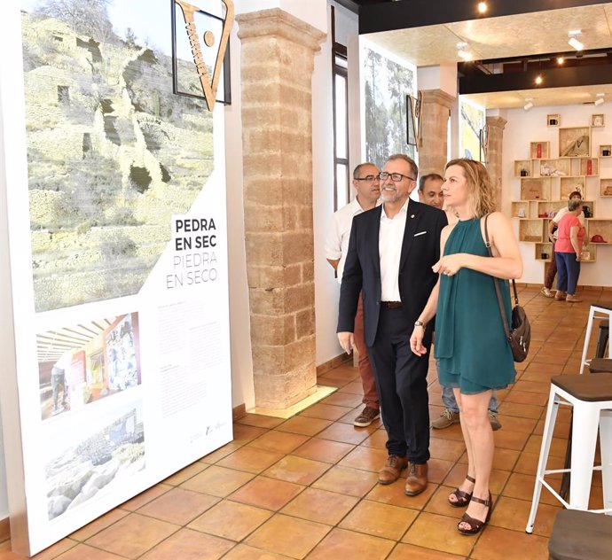 El presidente de la Diputación, José Martí, y la alcaldesa de Vilafranca, Silvia Colom, visitan el centro de turismo ubicado en la antigua Lonja Medieval