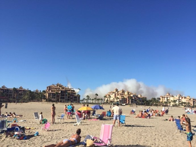 Playa desde donde se observa el humo del incendio de Isla Canela