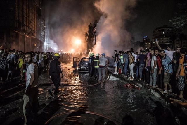 05 August 2019, Egypt, Cairo: Firefighters extinguish a fire after an explosion in front of the National Cancer Institute. According to Health Ministry, at least 17 people died and 26 injured. Photo: Oliver Weiken/dpa