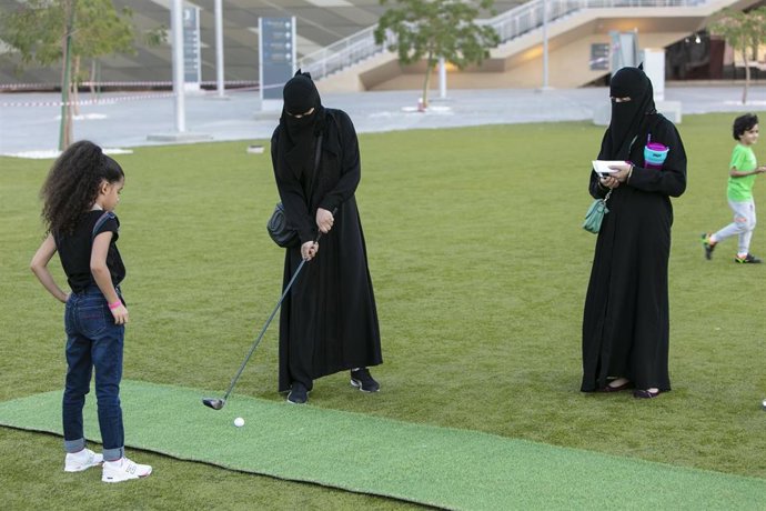 Mujeres juegan al golf en Arabia Saudí