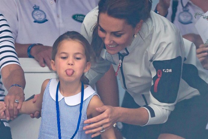 Kate Middleton con la princesa Charlotte en la regata solidaria The King's Cup