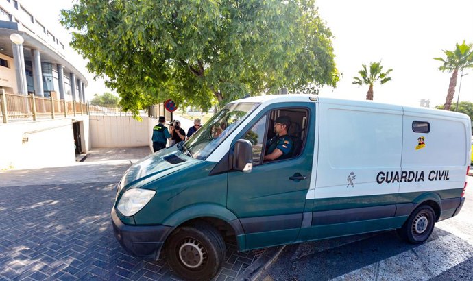 Agentes de la Guardia Civil  llegan a los Juzgados de Benidorm trasladando desde el cuartel de Altea a los cinco jóvenes de entre 18 y 19 años detenidos por supuestamente abusar sexualmente de dos jóvenes, de archivo.