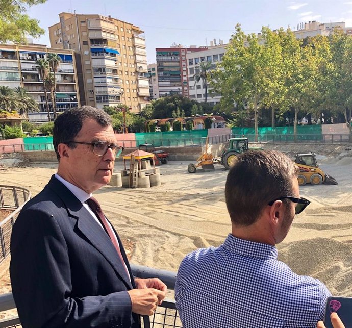 El alcalde de Murcia, José Ballesta, acompañado del concejal de Desarrollo Urbano, José Guillén, ha visitado las obras que se están realizando en el lago del Salitre