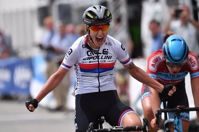 La ciclista serbia Jelena Eric celebra su victoria de etapa en el BeNe Ladies Tour 2019