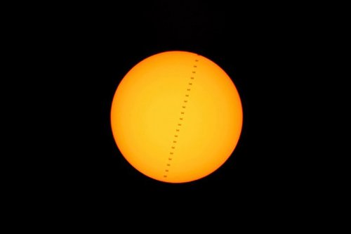 La ISS transita por delante del Sol en solo medio segundo