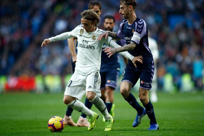 Fernando Calero persigue a Luka Modric en el Real Madrid-Valladolid de LaLiga Santander 2018-2019