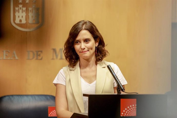La candidata del PP a la Presidencia de la Comunidad de Madrid, Isabel Díaz Ayuso, ofrece declaraciones a los medios de comunicación tras la reunión con el presidente de la institución, Juan Trinidad.