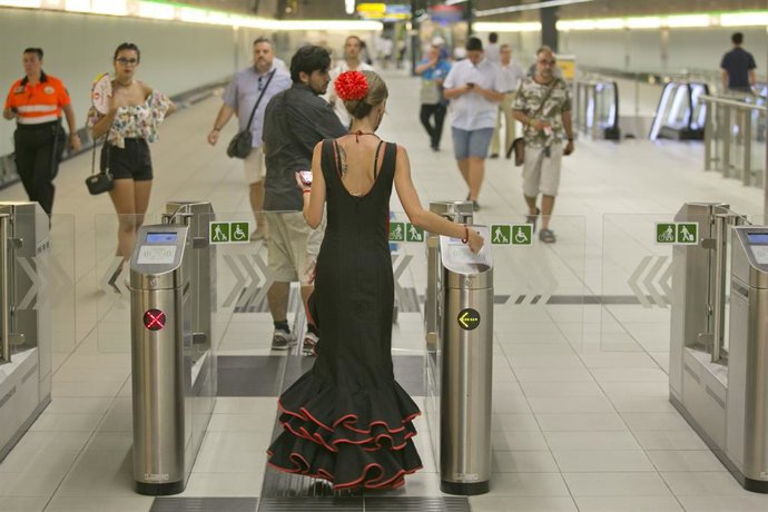 Una viajera del metro de Málaga durante la Feria