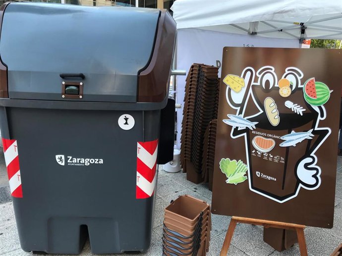 Contenedor de materia orgánica y campaña "¡Dale al marrón!"